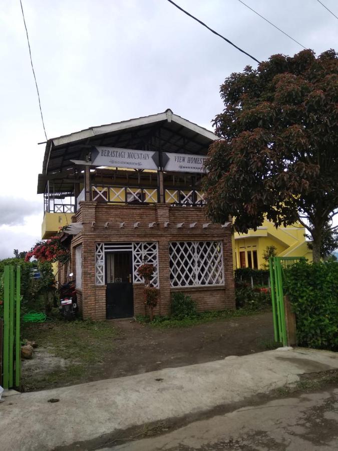 Berastagi Mountain View Homestay & Pizzeria Buitenkant foto