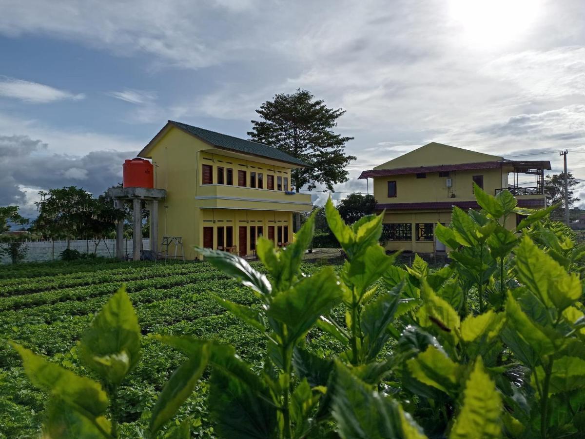 Berastagi Mountain View Homestay & Pizzeria Buitenkant foto
