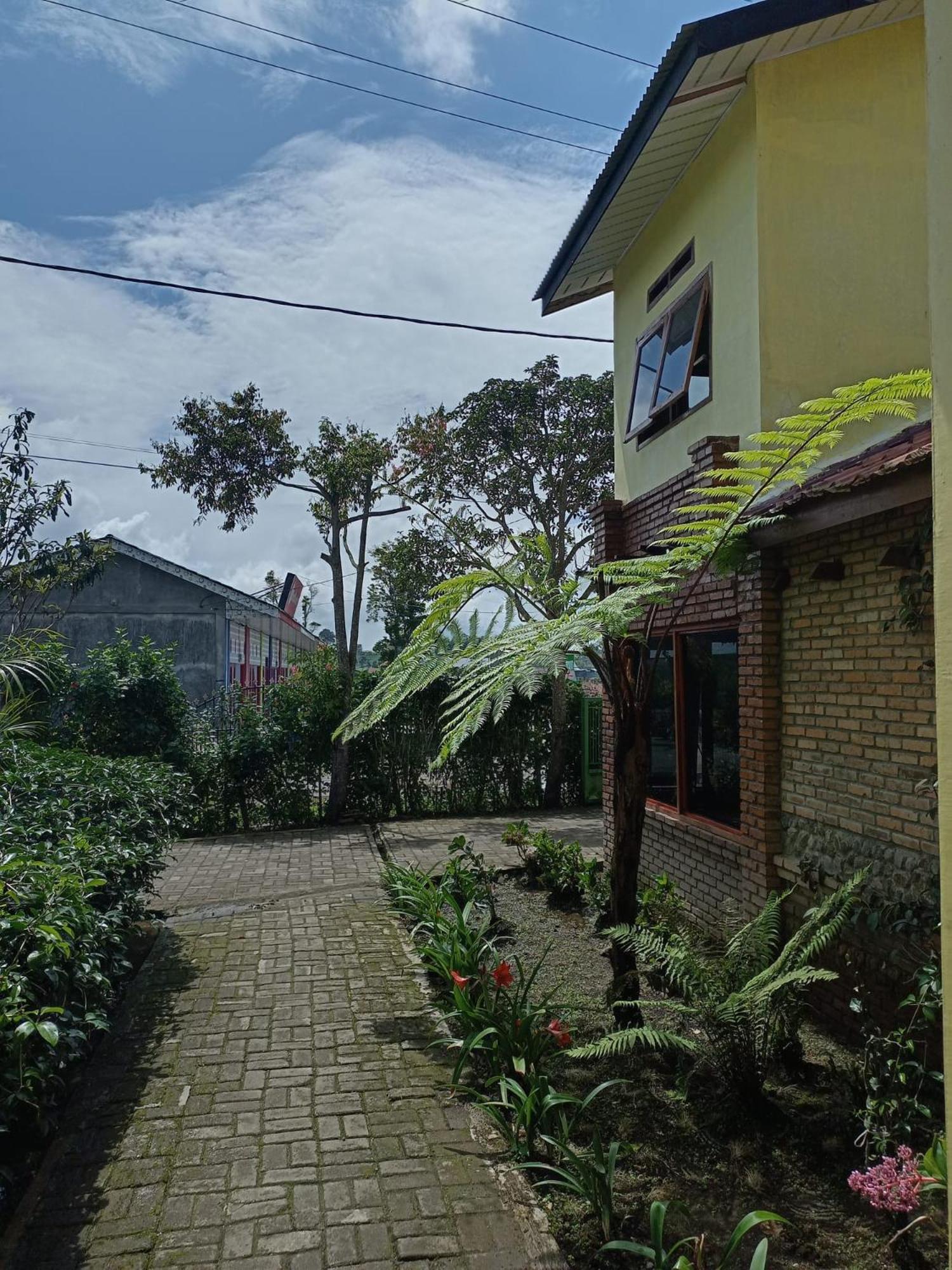 Berastagi Mountain View Homestay & Pizzeria Buitenkant foto