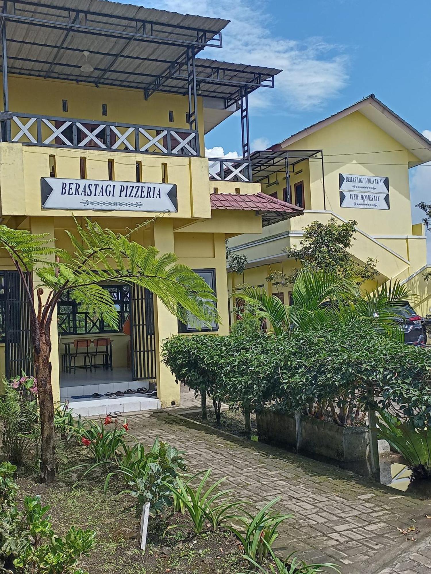 Berastagi Mountain View Homestay & Pizzeria Buitenkant foto