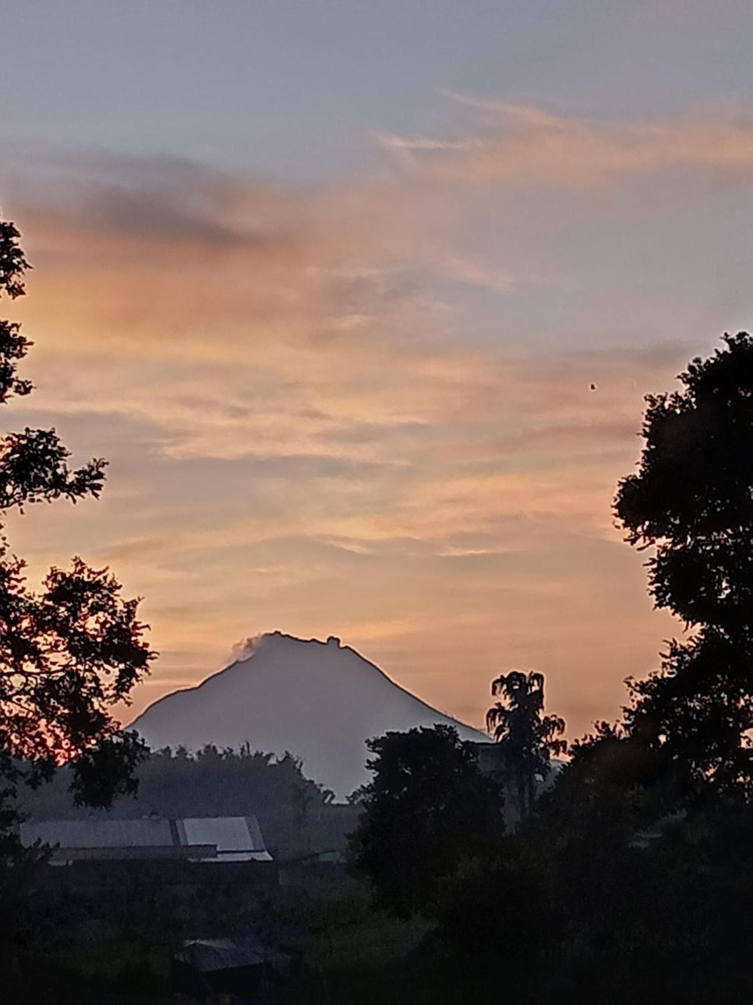 Berastagi Mountain View Homestay & Pizzeria Buitenkant foto