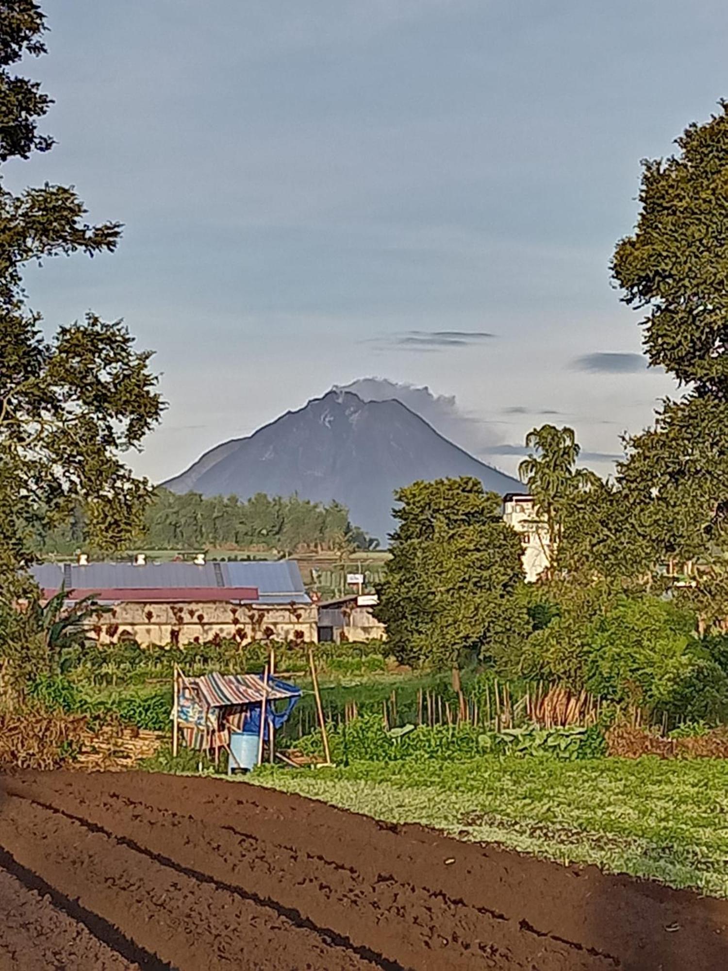 Berastagi Mountain View Homestay & Pizzeria Buitenkant foto