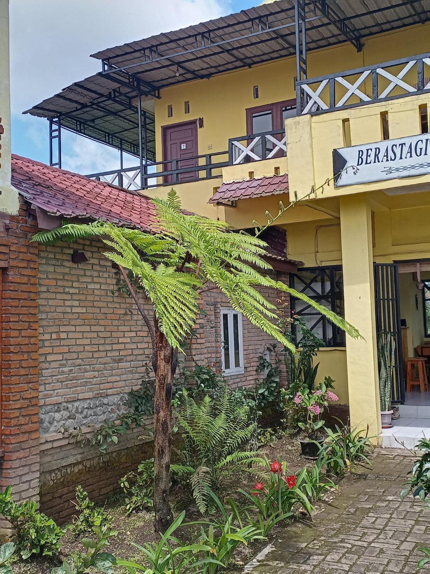 Berastagi Mountain View Homestay & Pizzeria Buitenkant foto
